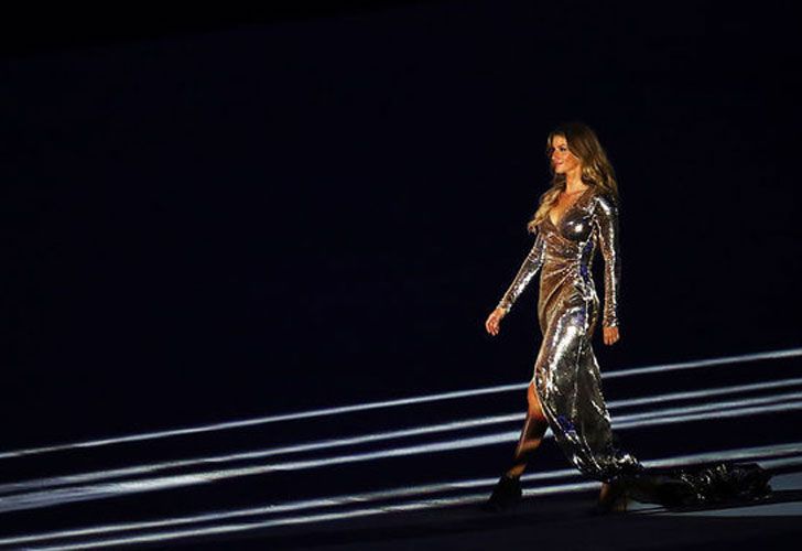  La impresionante Gisele Bündchen, la top model brasileña que recorrio todo el “campo de juego” para celebrar esta fiesta de su país y además para remarcar que es la última vez que desfila ya que se retira del mundo de la moda.