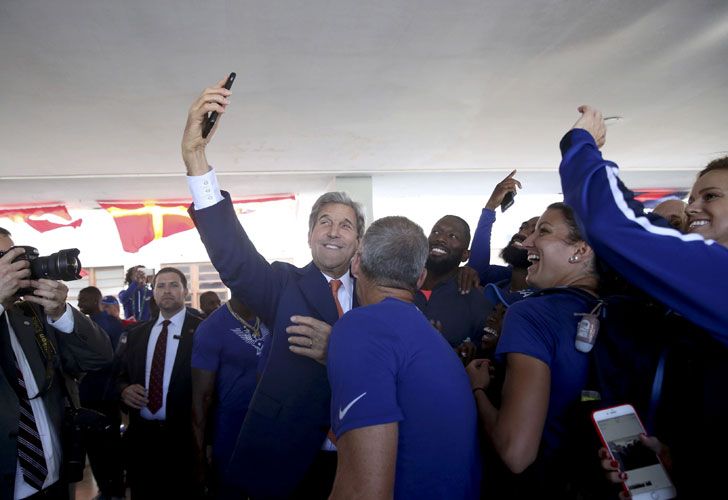 El canciller norteamericnano John Kerry con deportistas de su país. 