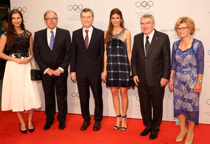  (De izq. a der.) Gerardo Werthein, titular del Comité Olímpico Argentino y su pareja, Macri y Juliana Awada, y Thomas Bach, presidente del Comité Olímpico Internacional, y su mujer Claudia en la cena preinaugural con los representantes principales de todos los países.