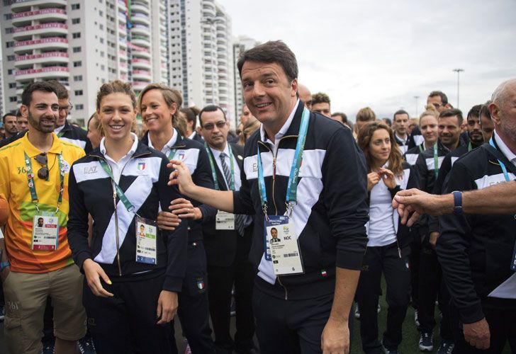  El primer ministro italiano Matteo Renzi con la vestimenta oficial de la delegación olímpica de su país. 