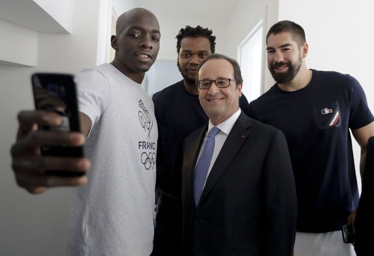 François Hollande y tres integrantes de la selección de handball gala: Olivier Nyokas, Cedrid Sorhaindo y Nikola Karabatic. 