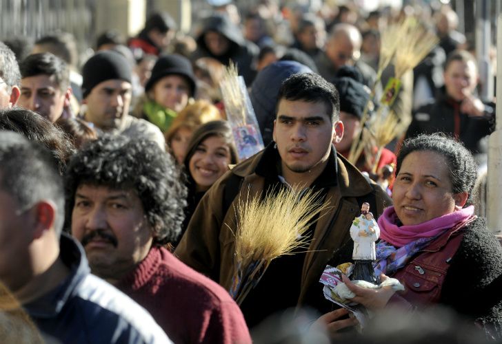 Fieles y militantes en la Fiesta de San Cayetano