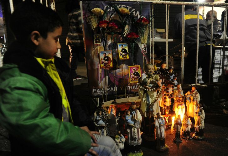 Fieles y militantes en la Fiesta de San Cayetano