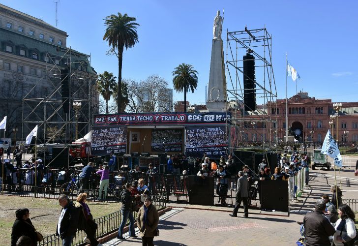 Miles de personas marcharon a Plaza de Mayo por San Cayetano.