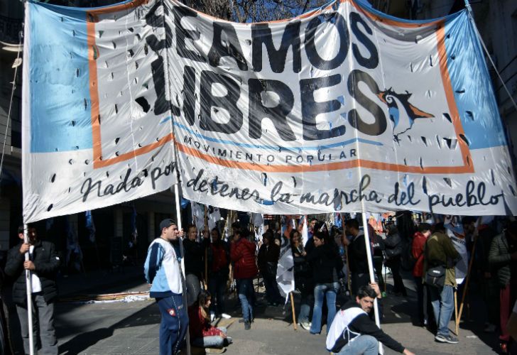 Miles de personas marcharon a Plaza de Mayo por San Cayetano.