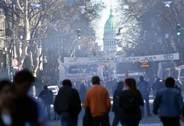 Miles de personas marcharon a Plaza de Mayo por San Cayetano.