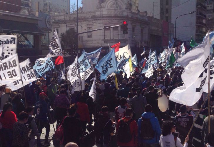 Miles de personas marcharon hacia Plaza de Mayo durante San Cayetano. 