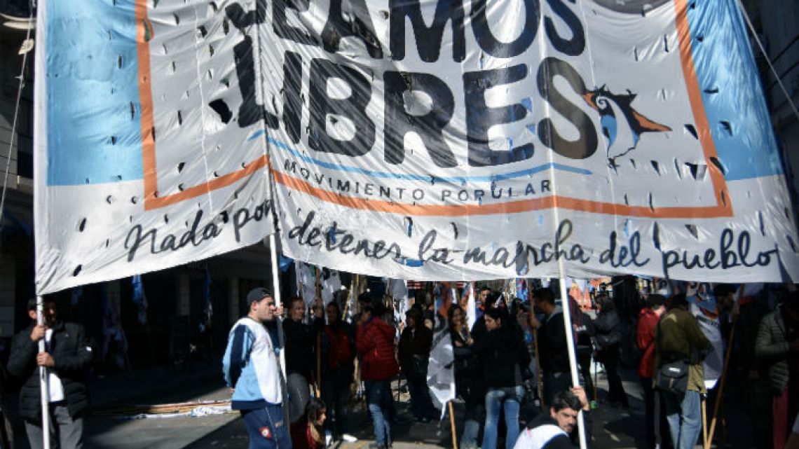 Miles de personas marcharon a Plaza de Mayo en el día de San Cayetano ...