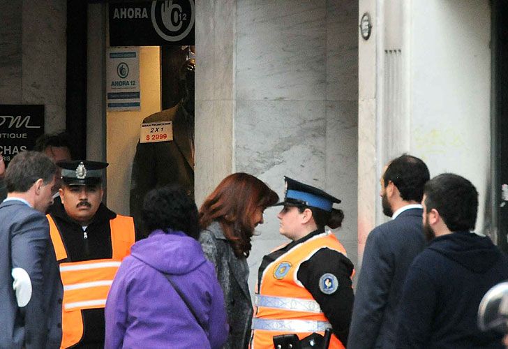 Mediación entre Cfk y Stolbizer en calle Viamonte