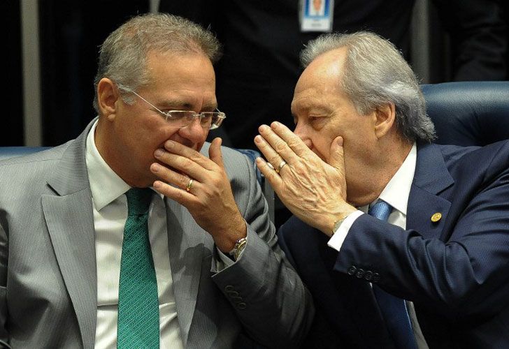 El presidente del Senado Renan Calheiros (izq.) y el presidente de la Corte Suprema Federal Ricardo Lewandowski (der.) hablan durante la sesión.