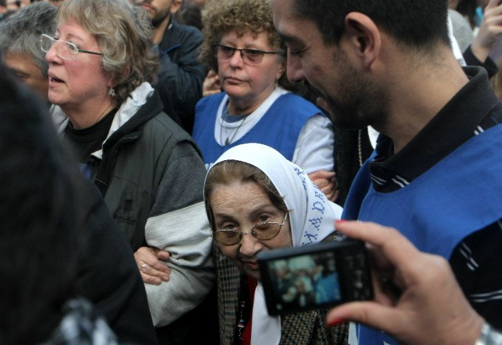 Hebe de Bonafini junto a la militancia en la ronda de los jueves número 2000 de Madres de Plaza de Mayo.