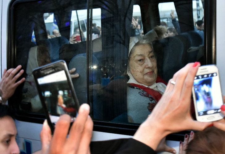 Hebe de Bonafini junto a la militancia en la ronda de los jueves número 2000 de Madres de Plaza de Mayo.