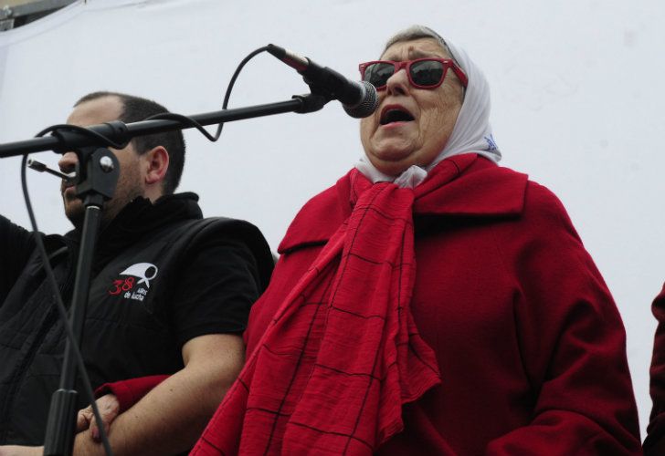 Hebe de Bonafini junto a la militancia en la ronda de los jueves número 2000 de Madres de Plaza de Mayo.