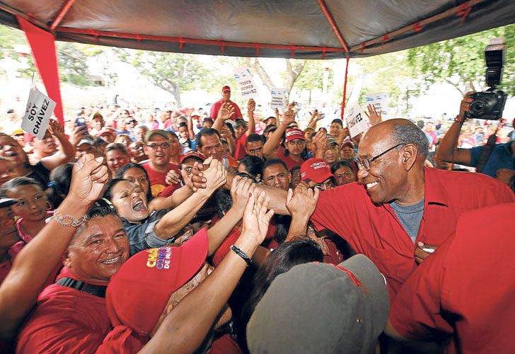 Popular. Istúriz, de 69 años, saluda en un acto a seguidores del gobernante PSUV. El vicepresidente ejecutivo fue designado en enero pasado por Maduro, cuando la oposición aún no había lanzado su propuesta revocatoria.