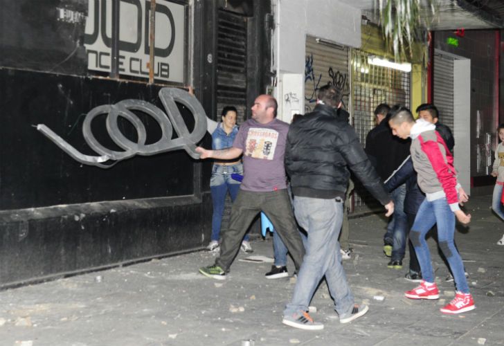 Familiares de Rocío Artigas atacaron el boliche donde aparentemente la joven habría consumido drogas.