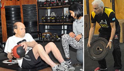 Entrenados. Domingo se ejercita con su coach (izq.) en un gimnasio de Núñez. A los 73, Julio se siente mejor que nunca.