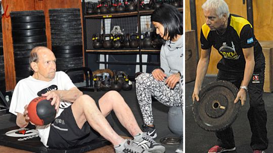 Entrenados. Domingo se ejercita con su coach (izq.) en un gimnasio de Núñez. A los 73, Julio se siente mejor que nunca.