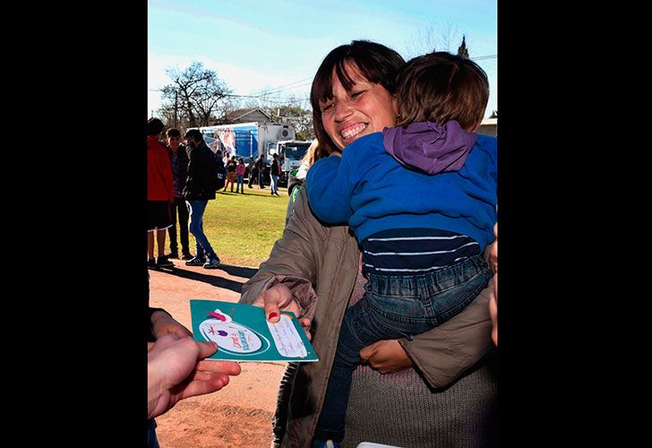 Con unidades móviles y asistentes especializados, el programa “El Estado en tu barrio” permite acceder de manera inmediata y en un sólo lugar a vacunas, DNI, tarifas sociales, asesoramiento sobre jubilación y planes de primer empleo.