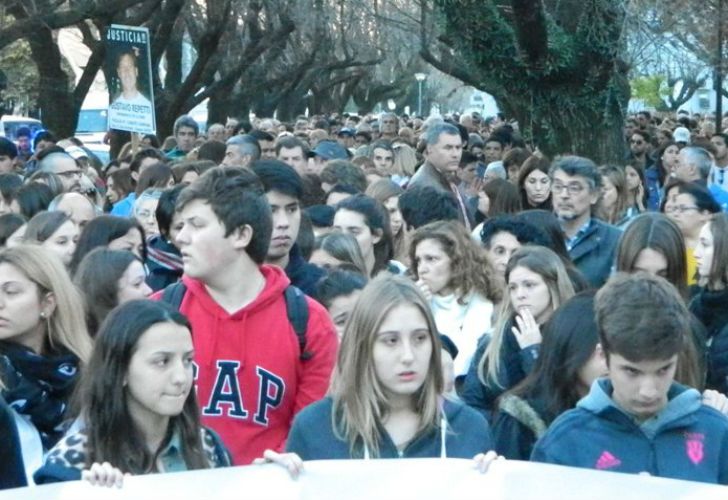 Familiares y amigos del joven asesinado en Escobar reclamaron Justicia durante una marcha.