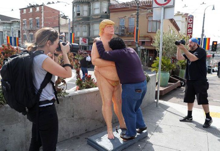 La estatua causó risas e incentivó a fotografías y selfies.