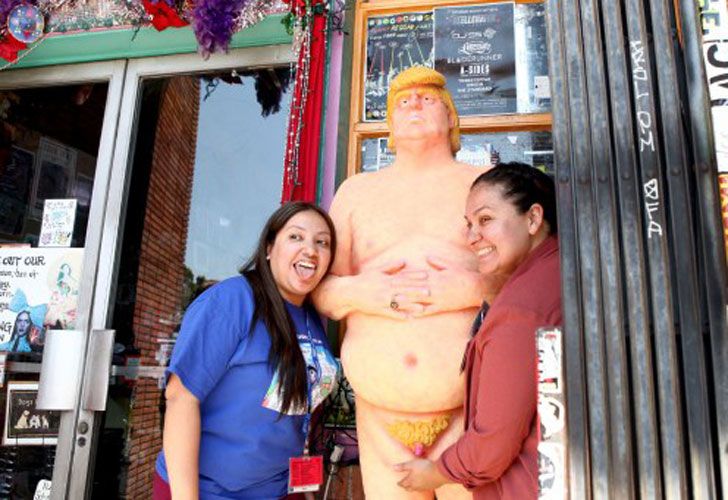 La estatua causó risas e incentivó a fotografías y selfies.