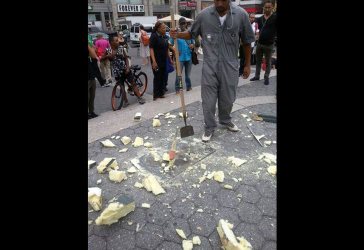 Dos empleados del departamento de Parques de Nueva York arrancaron la estatua de los pies y luego usaron palas para destruirlos junto al pedestal.