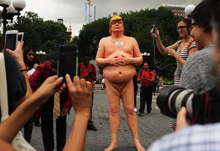 La estatua causó risas e incentivó a fotografías y selfies.