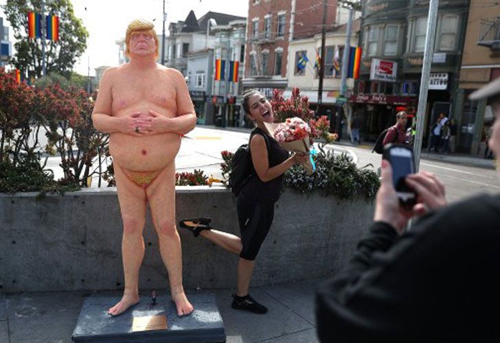 La estatua causó risas e incentivó a fotografías y selfies.