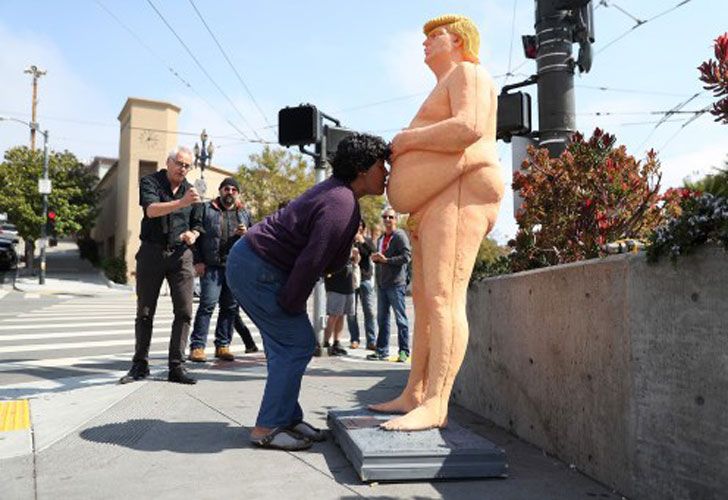 La estatua causó risas e incentivó a fotografías y selfies.