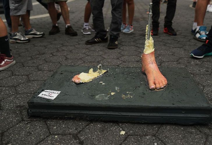 Dos empleados del departamento de Parques de Nueva York arrancaron la estatua de los pies y luego usaron palas para destruirlos junto al pedestal.