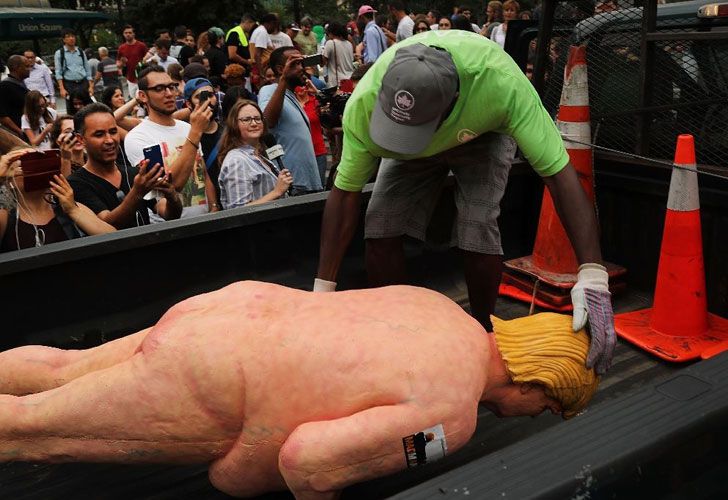 Dos empleados del departamento de Parques de Nueva York arrancaron la estatua de los pies y luego usaron palas para destruirlos junto al pedestal.