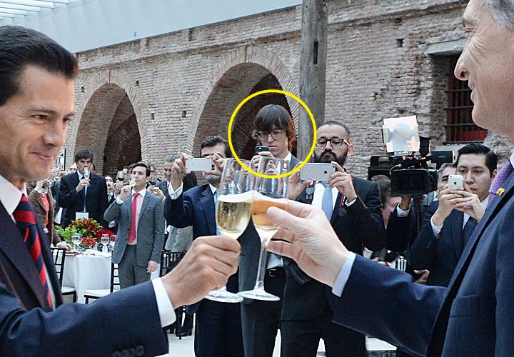 En acción. Chiro (círculo) filma el brindis de Macri con su par mexicano Enrique Peña Nieto en el Museo del Bicentenario, en julio de este año.