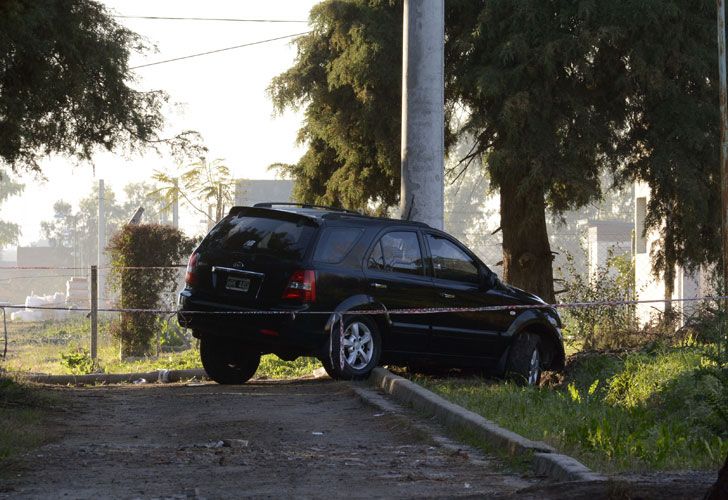 Los cuerpos fueron encontrados en una camioneta Kia incrustada contra un poste de luz en la esquina de las calles 137 y 490.