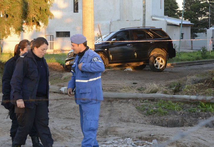 Los cuerpos fueron encontrados en una camioneta Kia incrustada contra un poste de luz en la esquina de las calles 137 y 490.