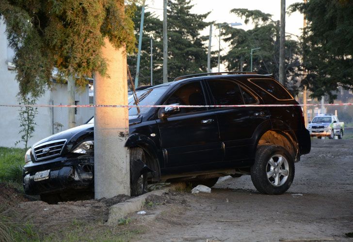 Los cuerpos fueron encontrados en una camioneta Kia incrustada contra un poste de luz en la esquina de las calles 137 y 490.