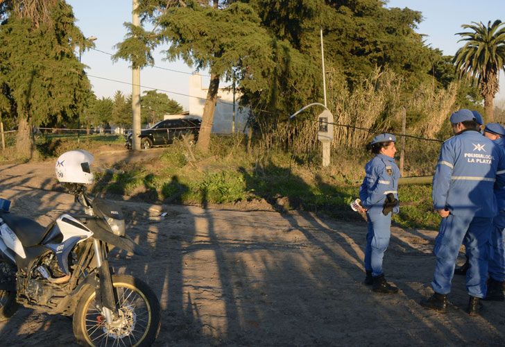 Los cuerpos fueron encontrados en una camioneta Kia incrustada contra un poste de luz en la esquina de las calles 137 y 490.