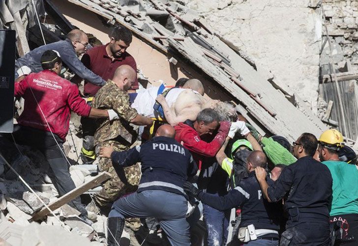 Los equipos de rescate encontraron muertos entre los escombros. 