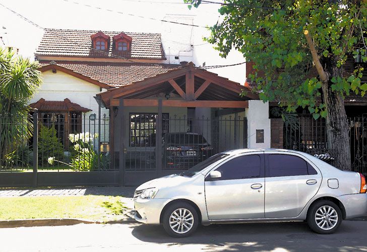 El cartucho. Fue encontrado en el garaje de la casa donde vivía María Eugenia Vidal en Morón (arriba), antes de mudarse a la Base Aérea por seguridad. Es calibre 16 marca Orbea, que habitualmente se utilizan para cazar.