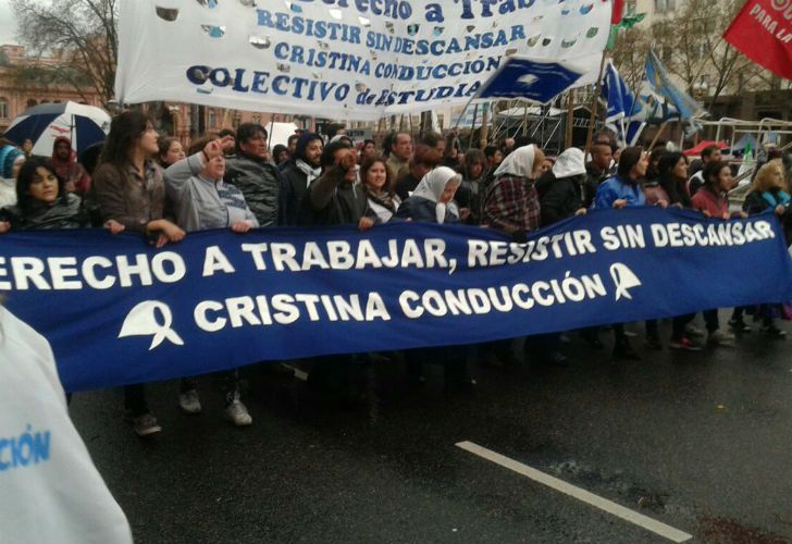 Militantes kirchneristas y Madres de Plaza de Mayo encabezan la protesta.