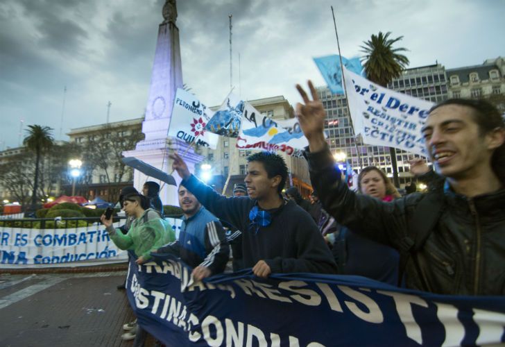 Militantes kirchneristas y Madres de Plaza de Mayo encabezan una marcha contra el gobierno de Macri.