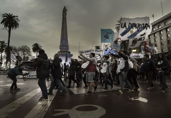 Militantes kirchneristas y Madres de Plaza de Mayo encabezan una marcha contra el gobierno de Macri.