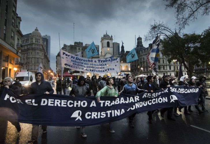 Militantes kirchneristas y Madres de Plaza de Mayo encabezan una marcha contra el gobierno de Macri.