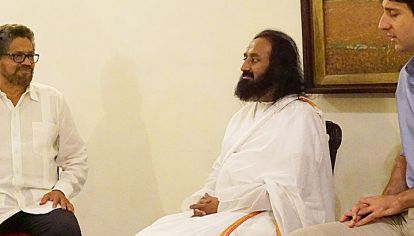 Diálogo. Iván Márquez, líder del equipo negociador de las FARC (izq.) con Sri Sri Ravi Shankar y Francisco Moreno Ocampo, en Cuba.
