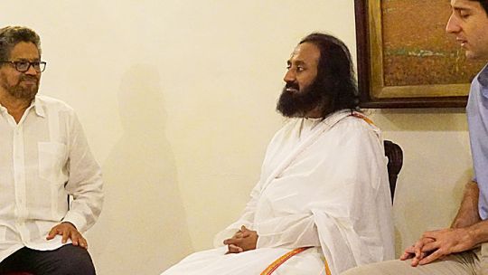 Diálogo. Iván Márquez, líder del equipo negociador de las FARC (izq.) con Sri Sri Ravi Shankar y Francisco Moreno Ocampo, en Cuba.