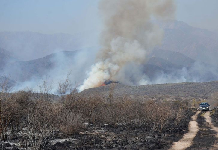 La localidad de Villa de la Quebrada, distante a 40 kilómetros de la ciudad capital de la provincia de San Luis es el lugar en el que bomberos y rescatistas puntanos combaten los incendios forestales.