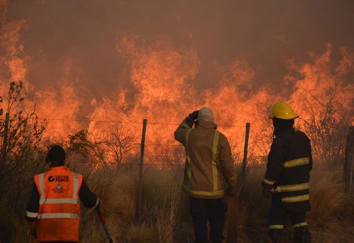 La localidad de Villa de la Quebrada, distante a 40 kilómetros de la ciudad capital de la provincia de San Luis es el lugar en el que bomberos y rescatistas puntanos combaten los incendios forestales.