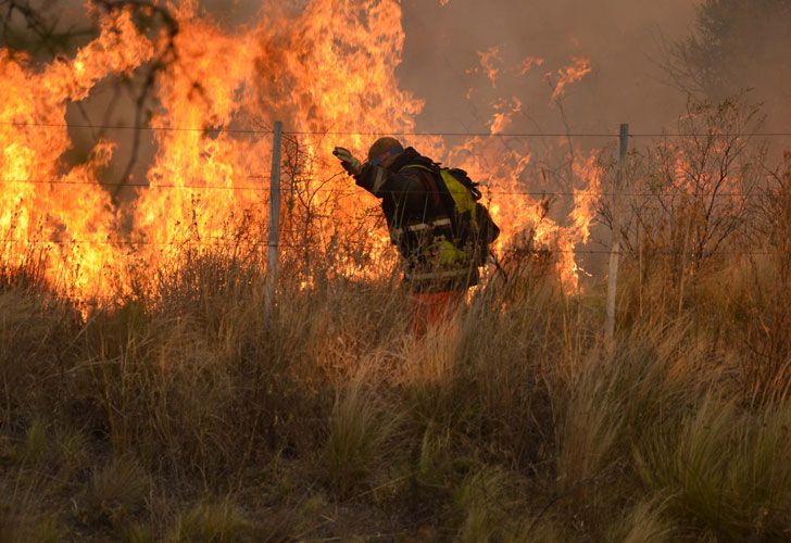 La localidad de Villa de la Quebrada, distante a 40 kilómetros de la ciudad capital de la provincia de San Luis es el lugar en el que bomberos y rescatistas puntanos combaten los incendios forestales.