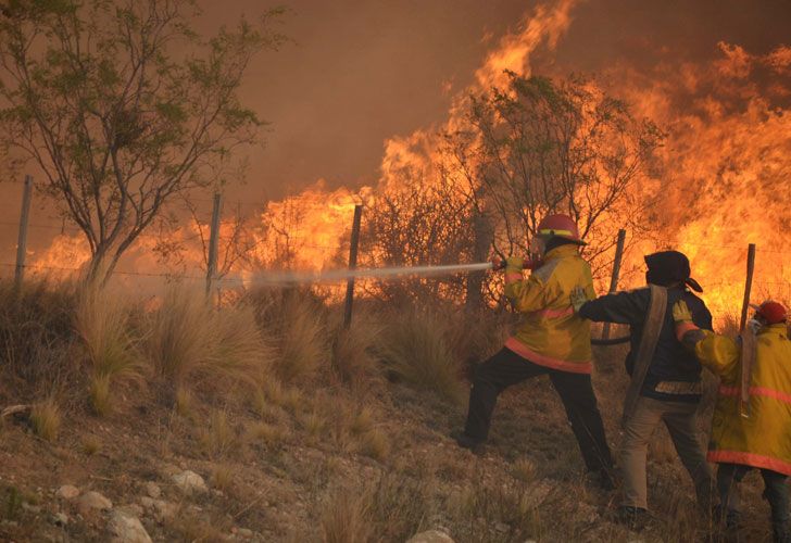 La localidad de Villa de la Quebrada, distante a 40 kilómetros de la ciudad capital de la provincia de San Luis es el lugar en el que bomberos y rescatistas puntanos combaten los incendios forestales.