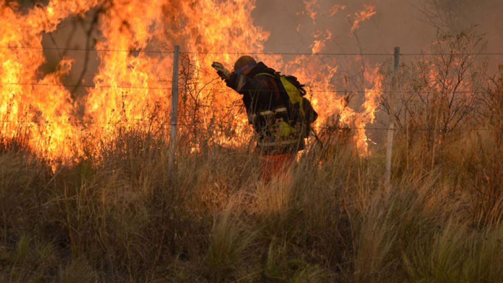 La localidad de Villa de la Quebrada, distante a 40 kilómetros de la ciudad capital de la provincia de San Luis es el lugar en el que bomberos y rescatistas puntanos combaten los incendios forestales.