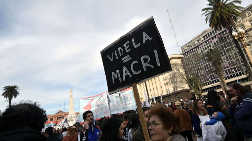 Se multiplcan las consignas que relacionan a Macri con la dictadura o Menem.